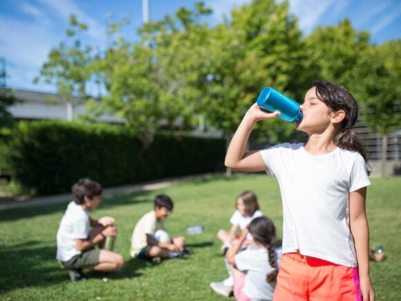 اعراض الجفاف عند الاطفال: نصائح للحفاظ على ترطيبهم في الصيف