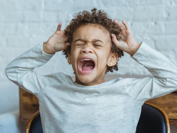 فهم اضطراب القلق عند الاطفال : الأسباب والعلاج